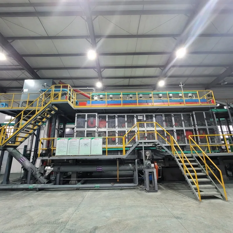 Peralatan pengolahan pirolisis dengan platform akses kuning, perpipaan proses, dan panel kontrol