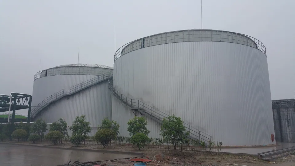设有检修楼梯和操作平台的大型厌氧处理罐