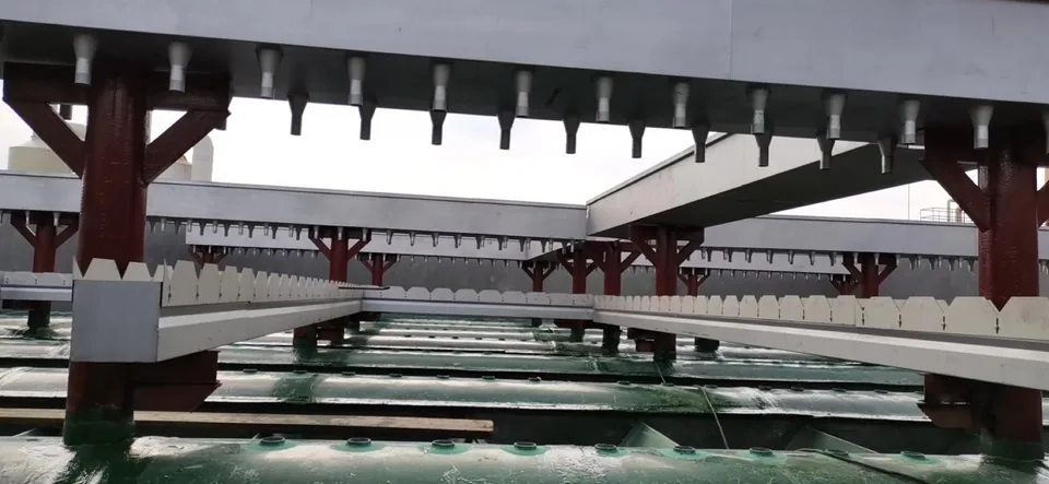 Komponen internal pemisahan tiga fase dan pengumpulan yang terpasang di dalam reaktor anaerobik